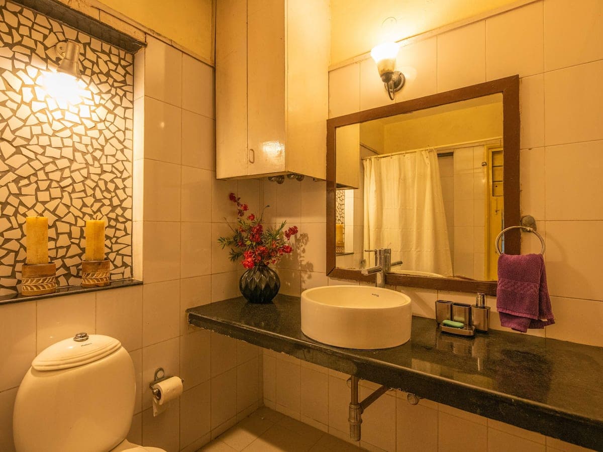 Full bathroom 1 2