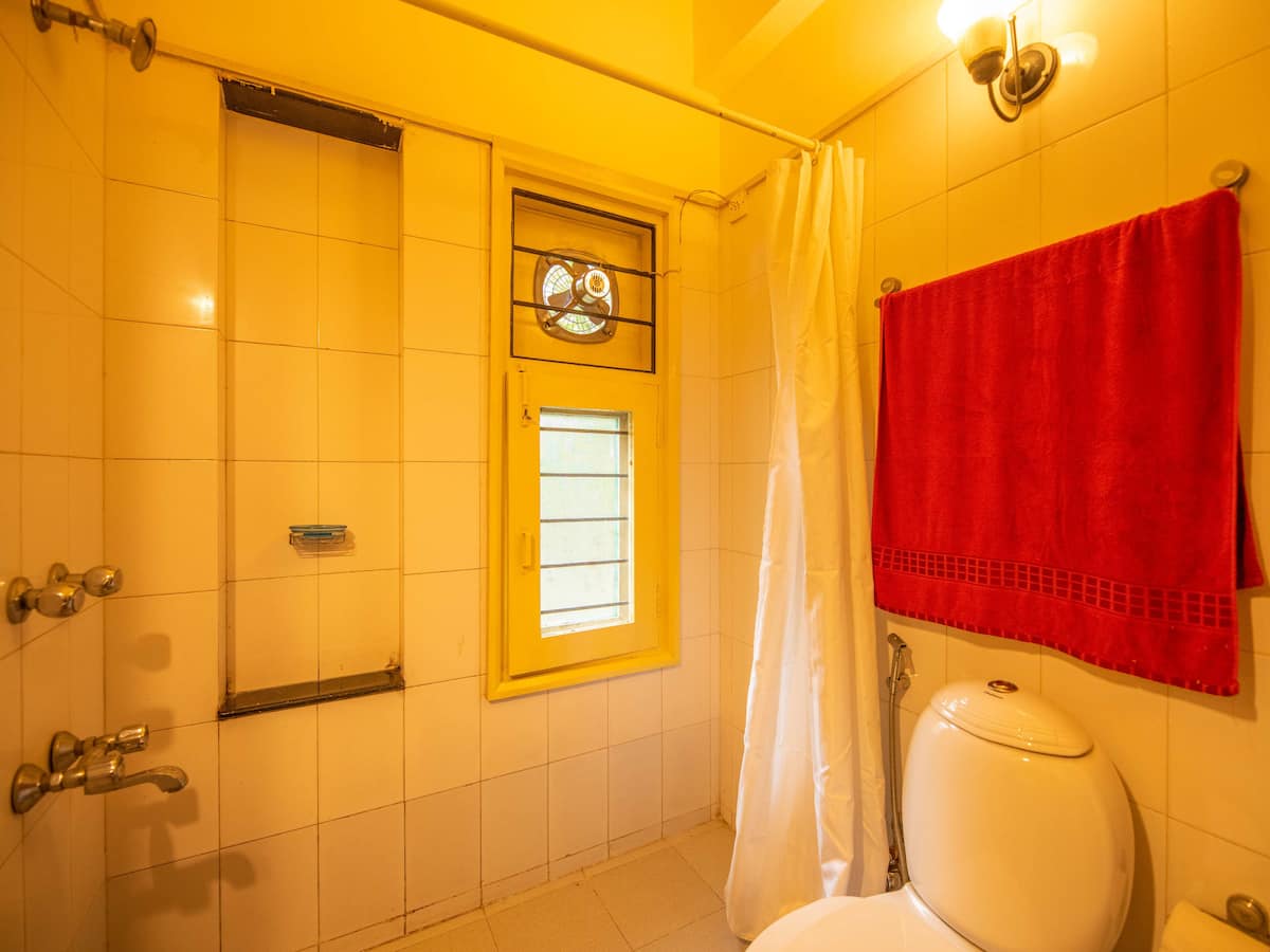 Full bathroom 2 2